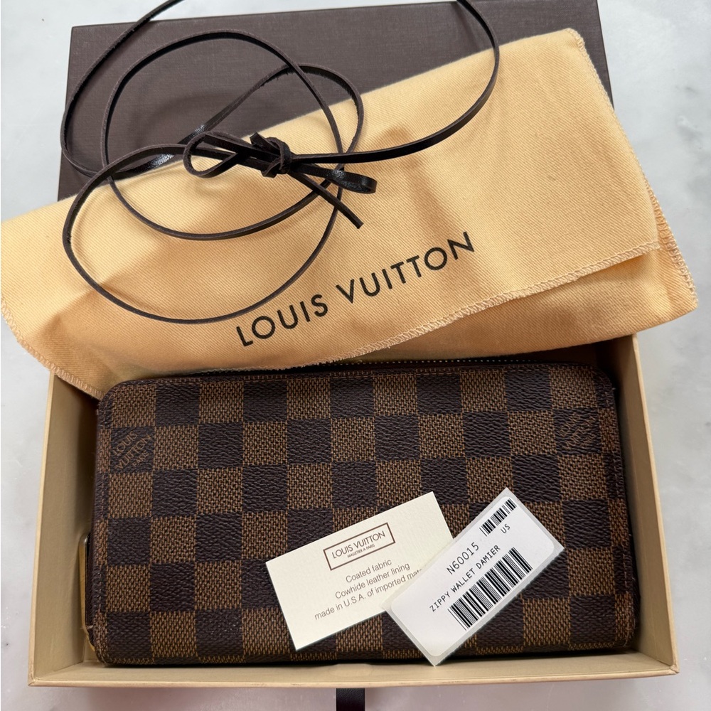 Authentic Louis Vuitton zippy wallet